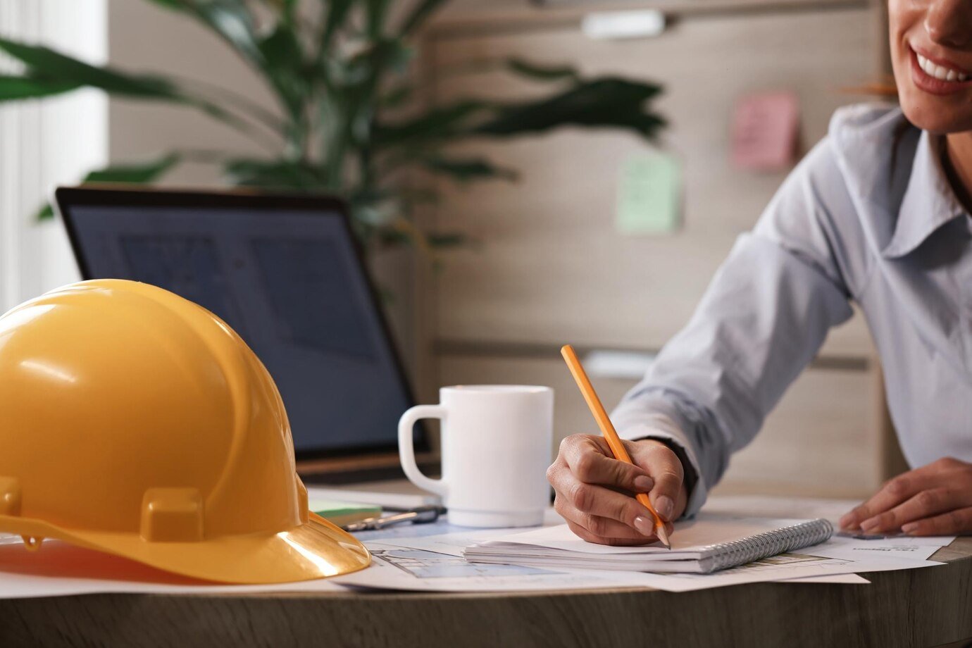 ingeniera-escribiendo-notas-mientras-trabaja-nuevo-proyecto-oficina_637285-107 ingeniera-escribiendo-notas-mientras-trabaja-nuevo-proyecto-oficina_637285-107
